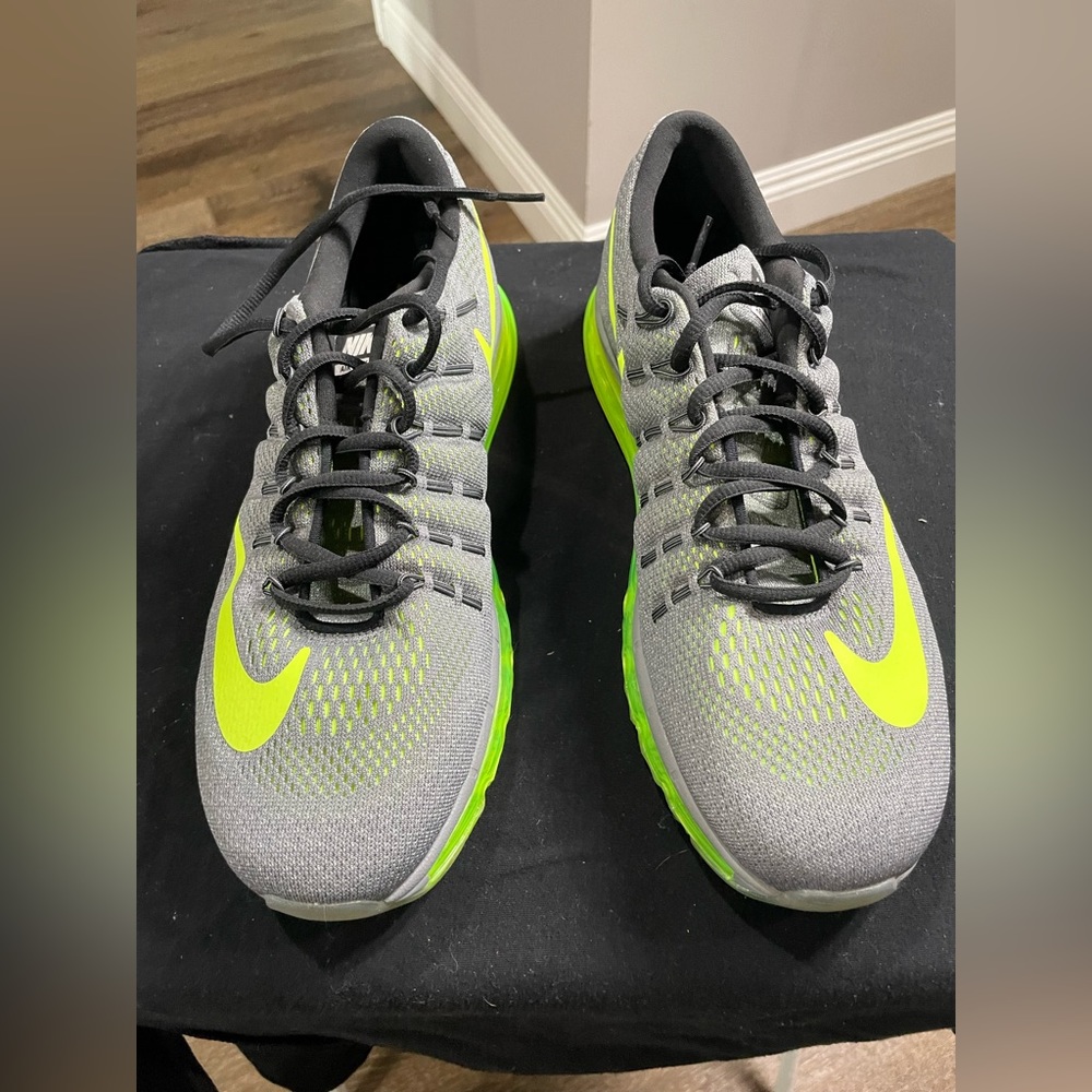 Men’s Nike AirMax size 11